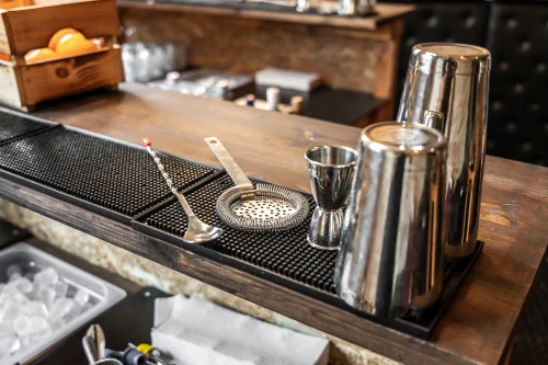 Varustatud baariala ja kokteilide valmistamine